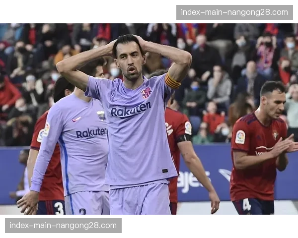 大雨中的顽强:奥萨苏纳球迷在极端天气下全程助威 大雨中的顽强:奥萨苏纳球迷在极端天气下全程助威