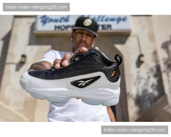 球鞋巨头终止与多名球星代言合同,联盟商务总裁回应称不影响整体赞助收入。 球鞋巨头终止与多名球星代言合同,联盟商务总裁回应称不影响整体赞助收入。